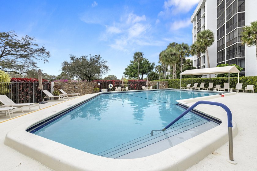 Welcome to this exceptional garden apartment, a rare find with - photo 26