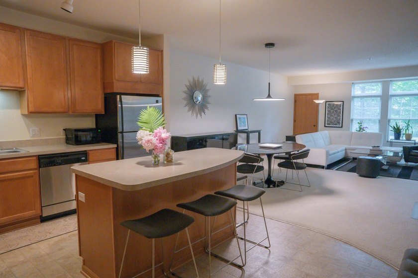 Welcome to Creekside in Edina, where upscale, maintenance-free - photo 4