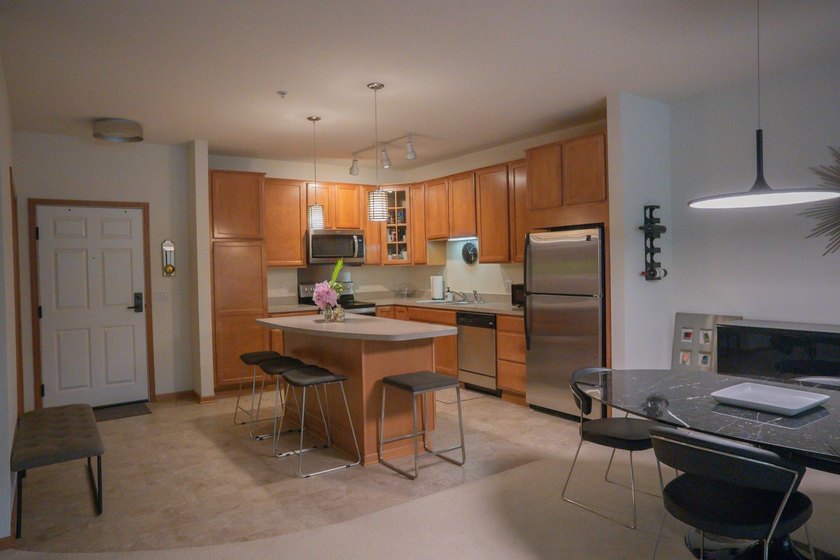Welcome to Creekside in Edina, where upscale, maintenance-free - photo 5