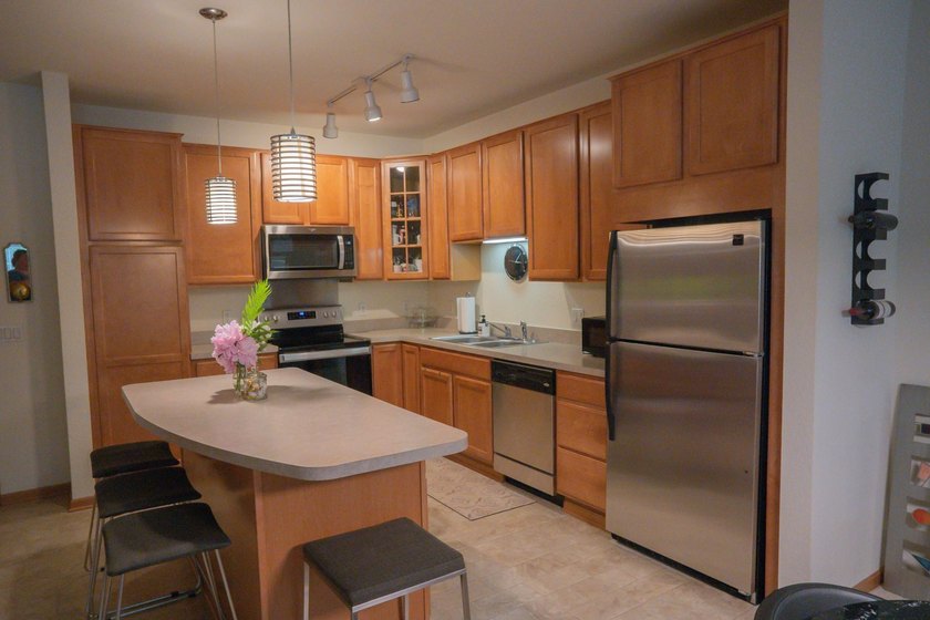 Welcome to Creekside in Edina, where upscale, maintenance-free - photo 6