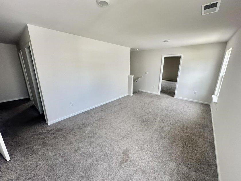 Welcome to this beautifully maintained 5-bedroom, 3.5-bath home - photo 18
