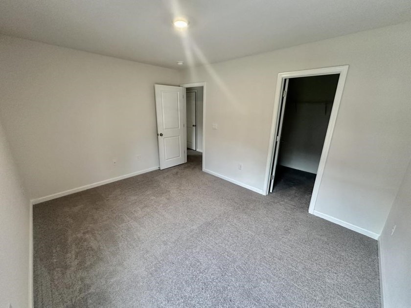 Welcome to this beautifully maintained 5-bedroom, 3.5-bath home - photo 25