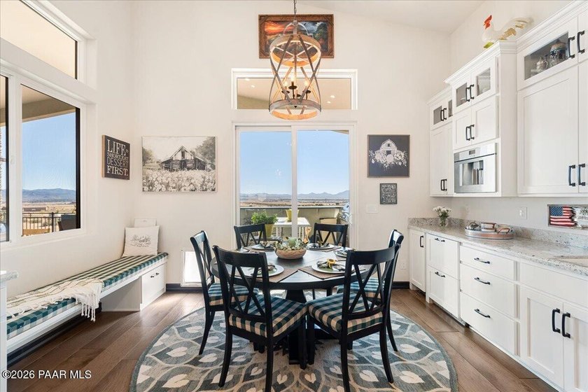 Welcome home to a place where luxury meets country. From morning - photo 8