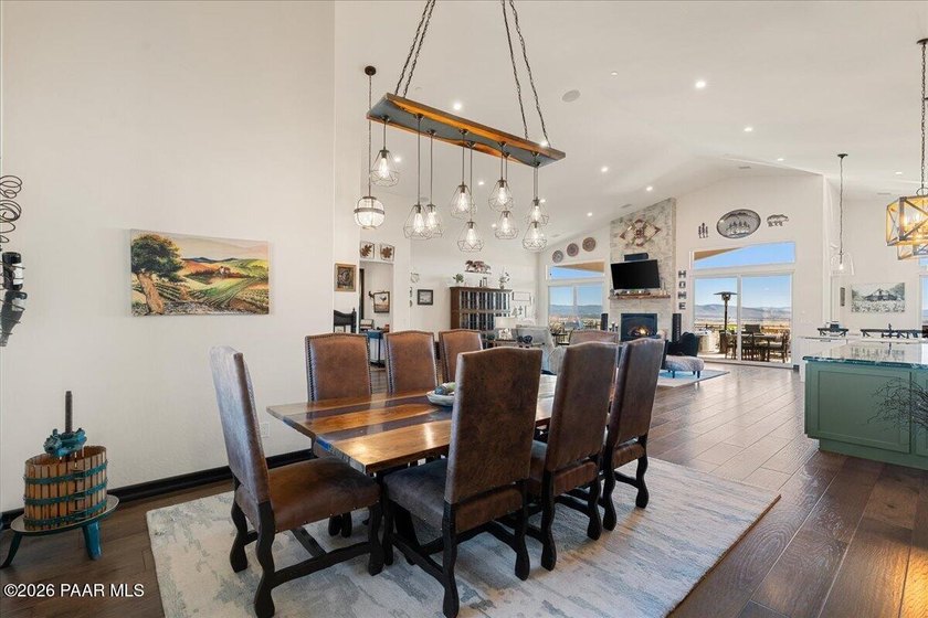 Welcome home to a place where luxury meets country. From morning - photo 9