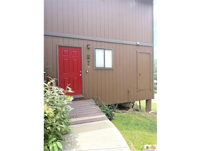 LAKE LIVING AT IT'S BEST ! UNIT R-7 Whether you're an avid - photo 34