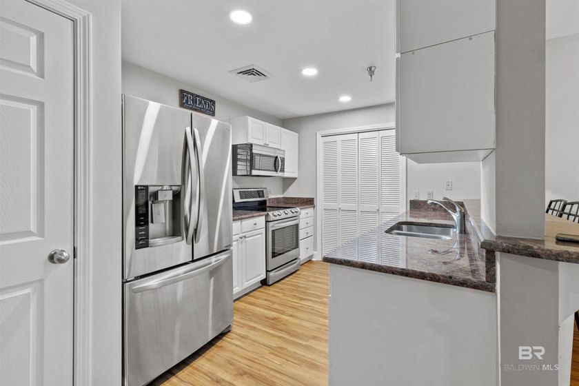 Spacious and updated 3BR/3BA ground-floor condo at The Racquet - photo 8