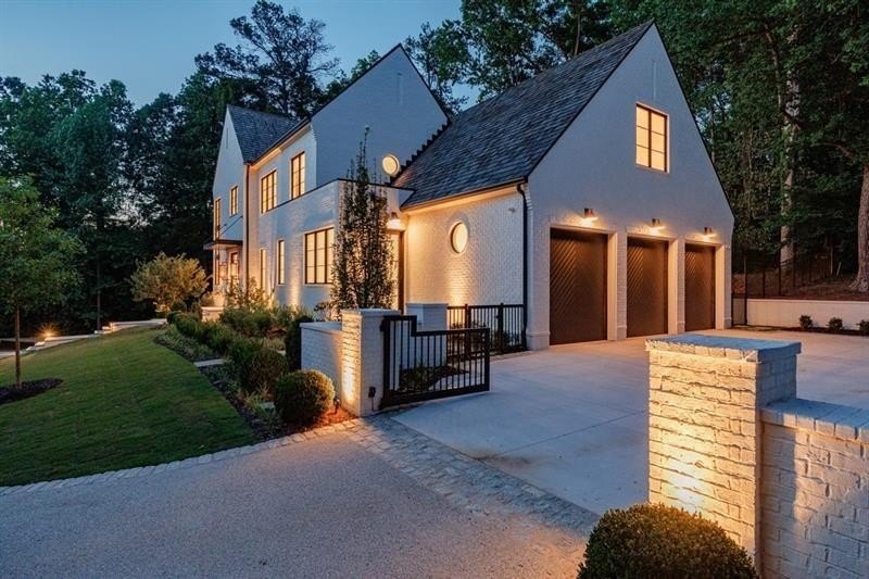 Tucked away on a private corner along a tree-lined cul-de-sac - photo 4