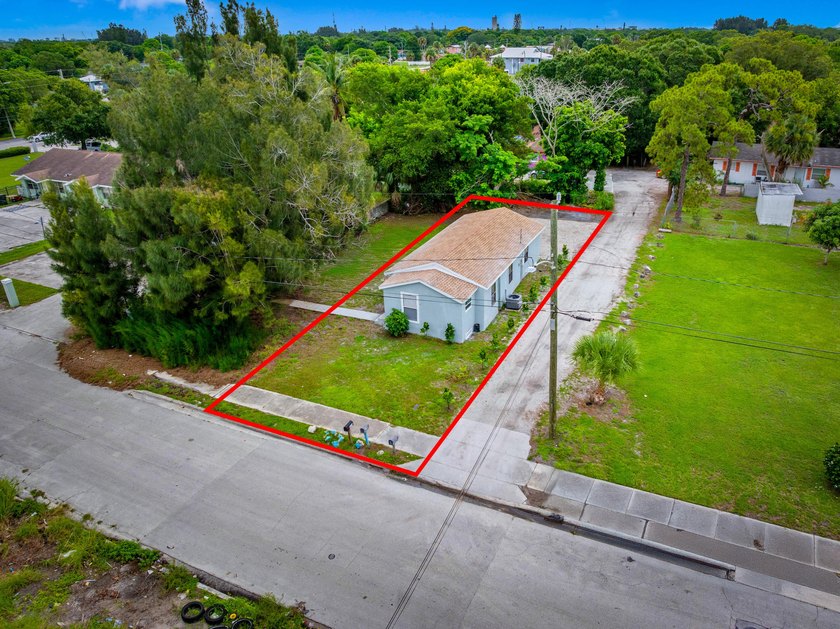 Fully renovated home in the heart of Fort Pierce! This 3-bedroom - photo 17