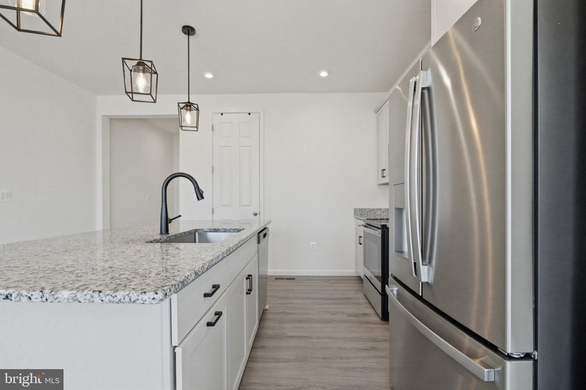 Built in 2022 and meticulously maintained, this Richmond - photo 13