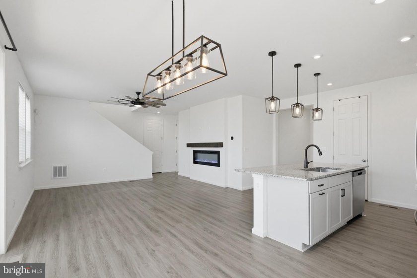 Built in 2022 and meticulously maintained, this Richmond - photo 15