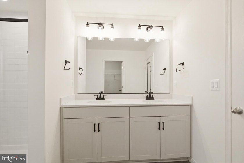 Built in 2022 and meticulously maintained, this Richmond - photo 22