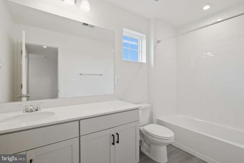 Built in 2022 and meticulously maintained, this Richmond - photo 27