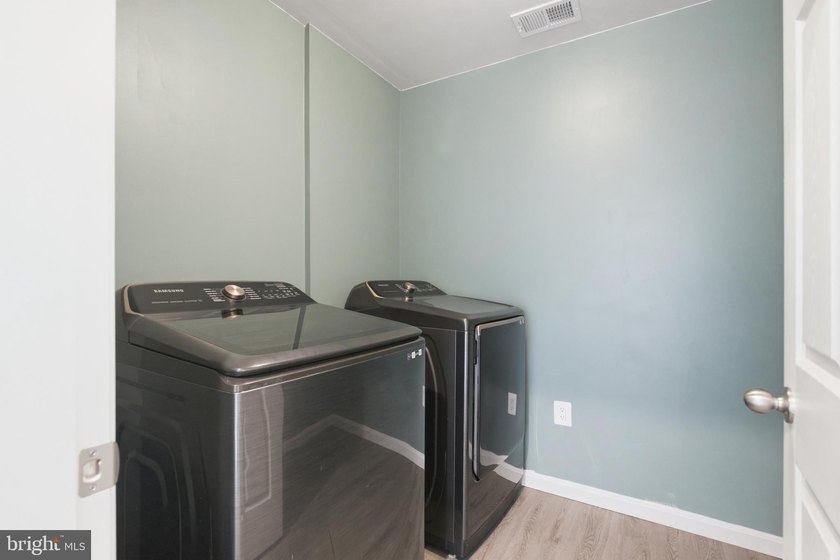 Built in 2022 and meticulously maintained, this Richmond - photo 35