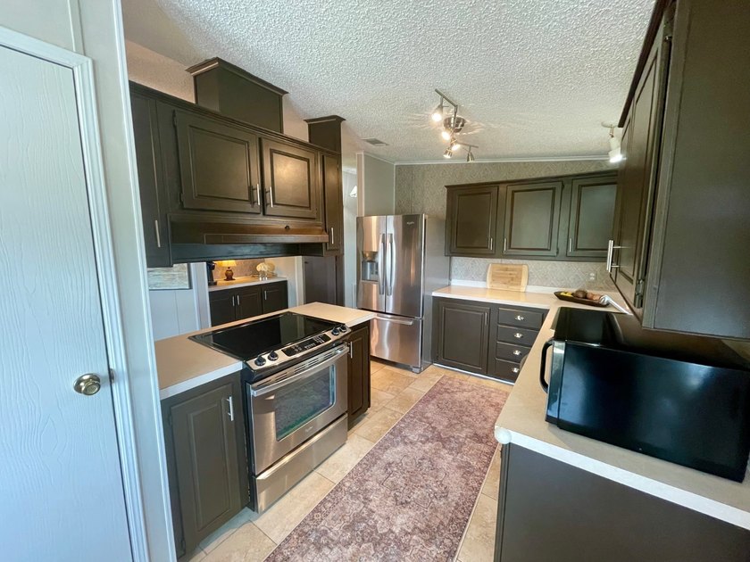 This home has been just reduced and is absolutely Adorable!! - photo 8