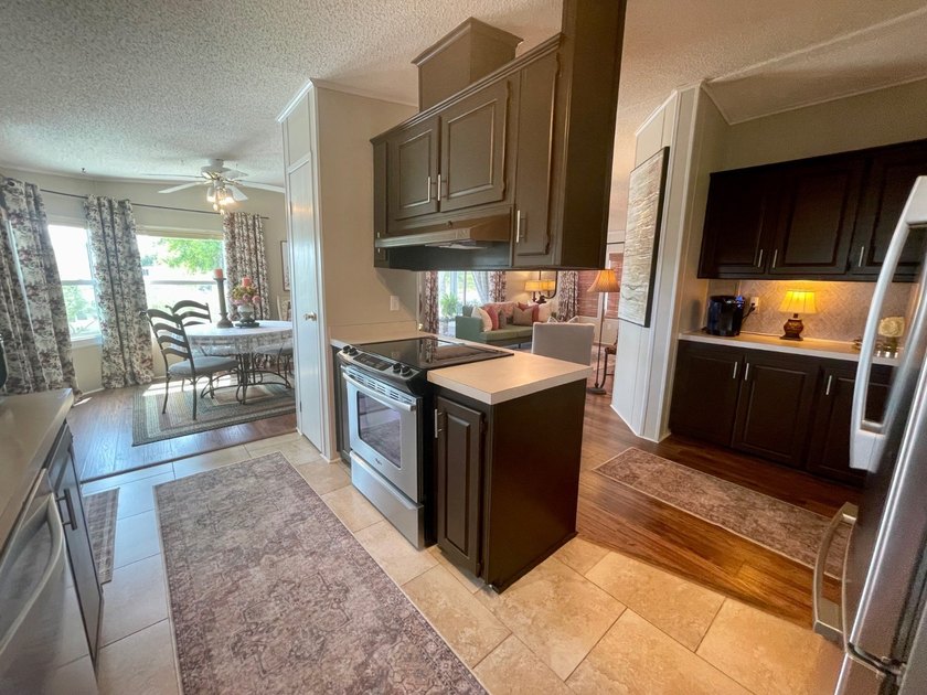 This home has been just reduced and is absolutely Adorable!! - photo 10