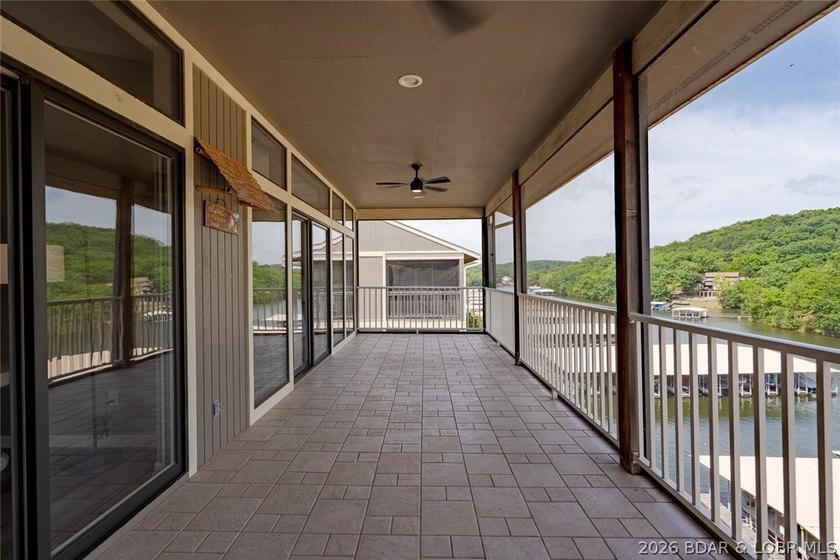 This top-floor Lazy Days condo shows like brand new and is being - photo 37