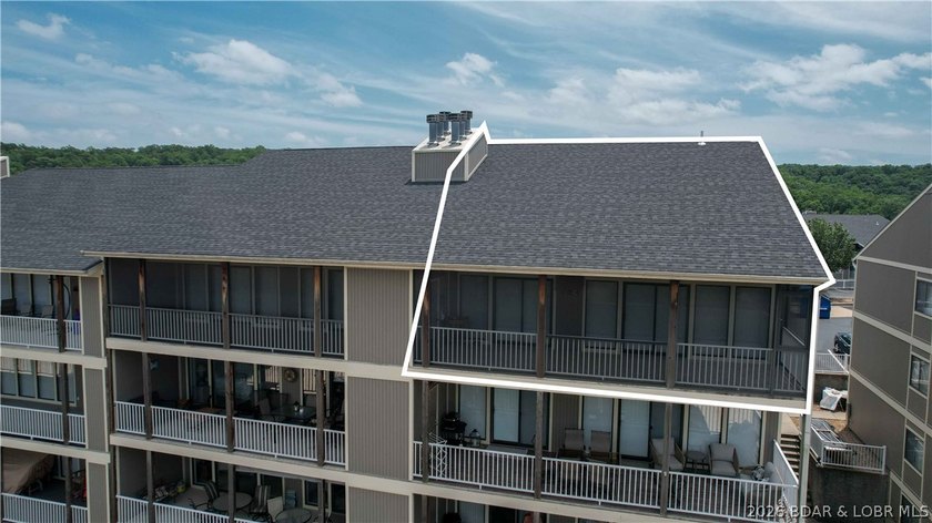 This top-floor Lazy Days condo shows like brand new and is being - photo 39