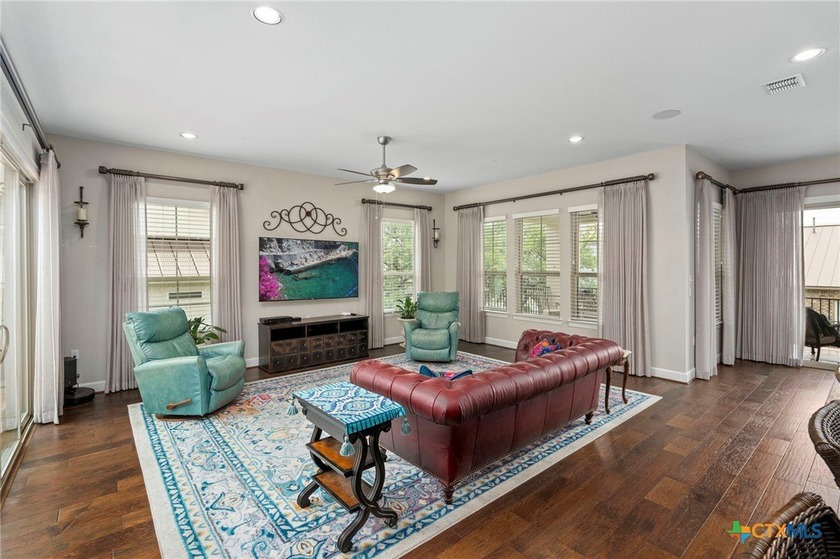 Thoughtfully designed home offering a functional layout, bright - photo 8