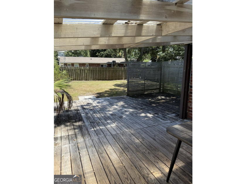 This beautiful, renovated duplex is located approximately 4 - photo 7