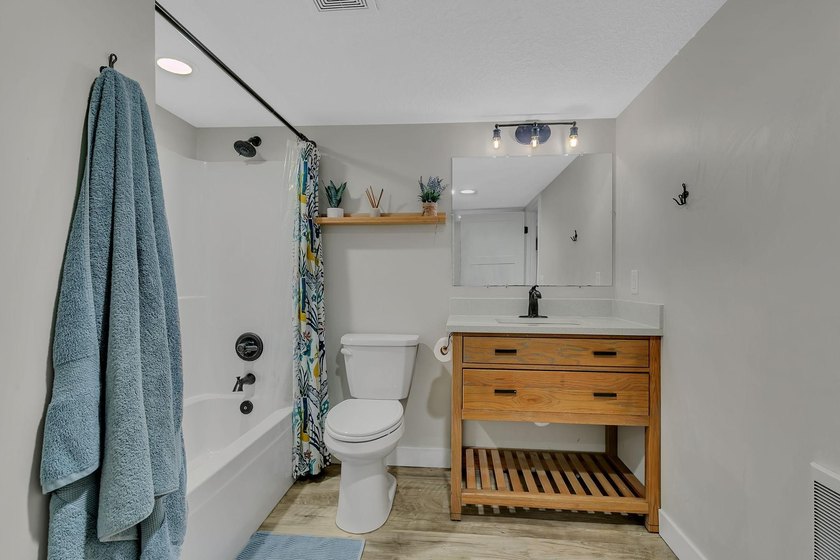 This 4-bedroom, 3-bath Mississippi Riverfront home is certain to - photo 33