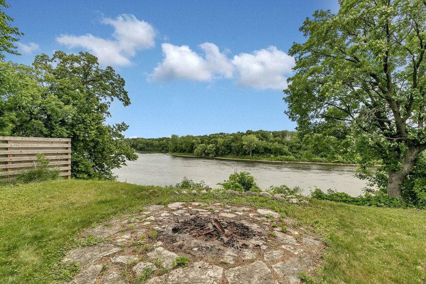 This 4-bedroom, 3-bath Mississippi Riverfront home is certain to - photo 34