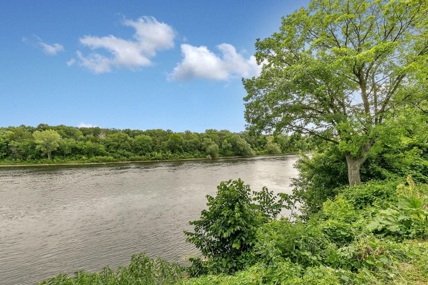 This 4-bedroom, 3-bath Mississippi Riverfront home is certain to - photo 36