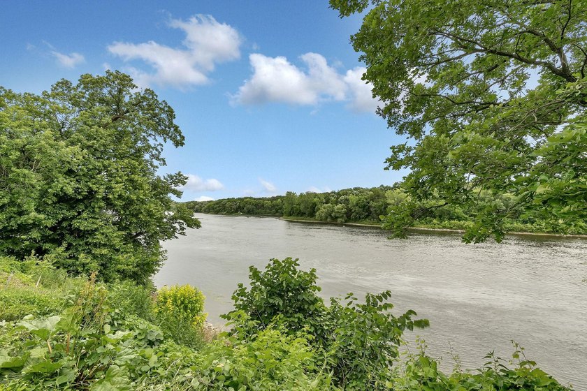 This 4-bedroom, 3-bath Mississippi Riverfront home is certain to - photo 37