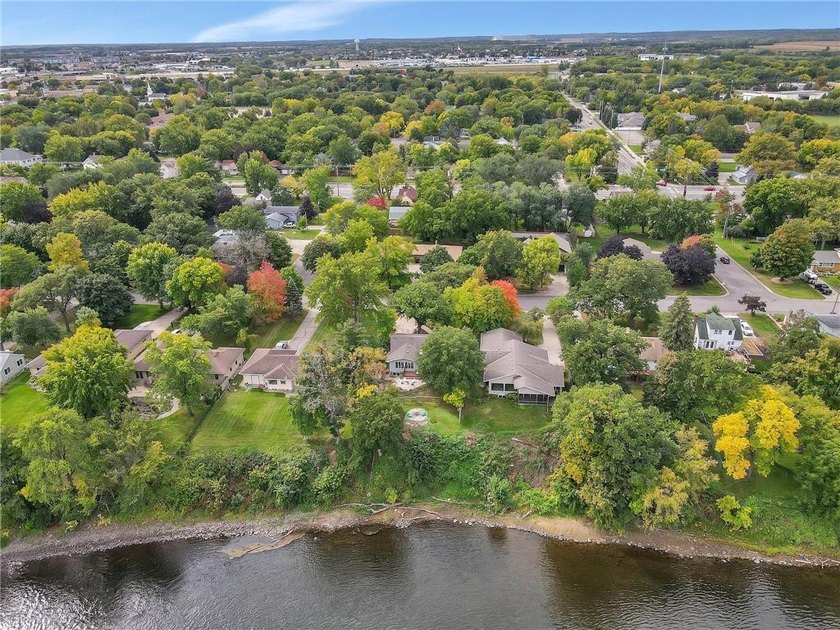 This 4-bedroom, 3-bath Mississippi Riverfront home is certain to - photo 38