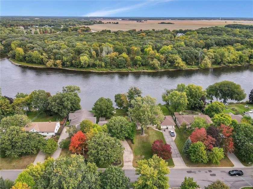 This 4-bedroom, 3-bath Mississippi Riverfront home is certain to - photo 40