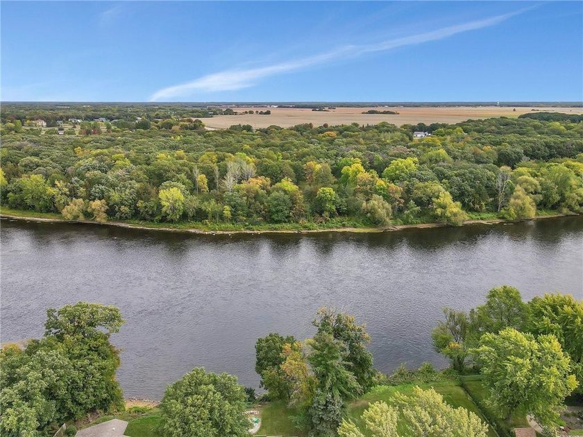 This 4-bedroom, 3-bath Mississippi Riverfront home is certain to - photo 41