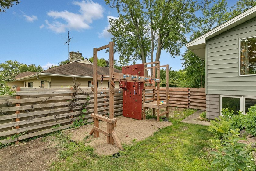 This 4-bedroom, 3-bath Mississippi Riverfront home is certain to - photo 44