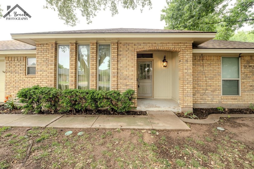 Spacious 3-bedroom, 2-bath home offering over 2,300 sq ft in a - photo 2
