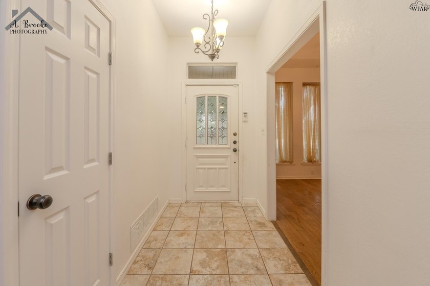 Spacious 3-bedroom, 2-bath home offering over 2,300 sq ft in a - photo 4