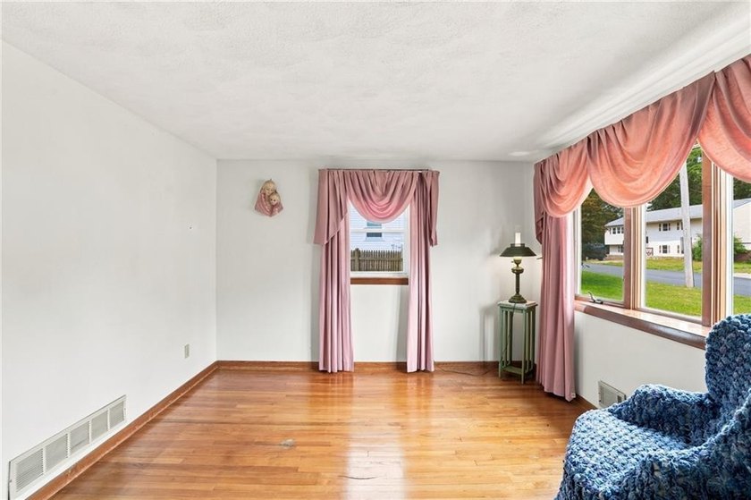 Welcome to this well-maintained 3-bedroom, 1-bath home in - photo 14