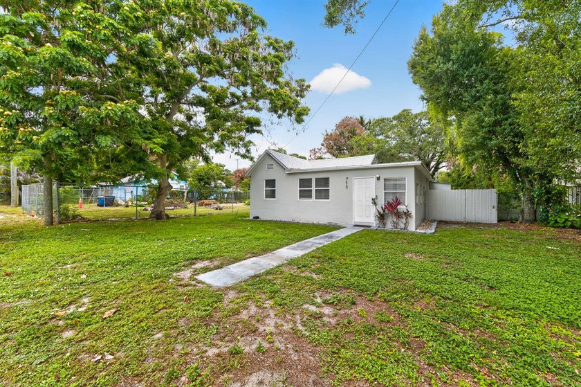 Located in Fort Pierce's Historic District, this charming home - photo 15