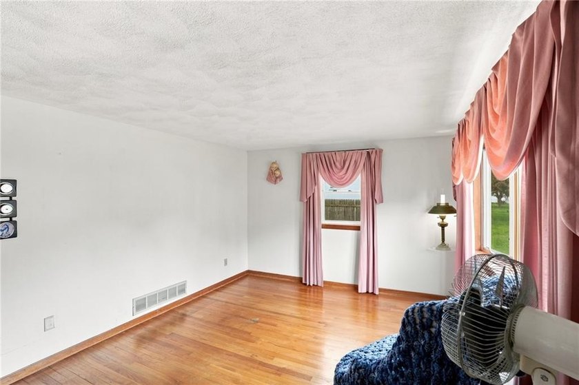 Welcome to this well-maintained 3-bedroom, 1-bath home in - photo 17
