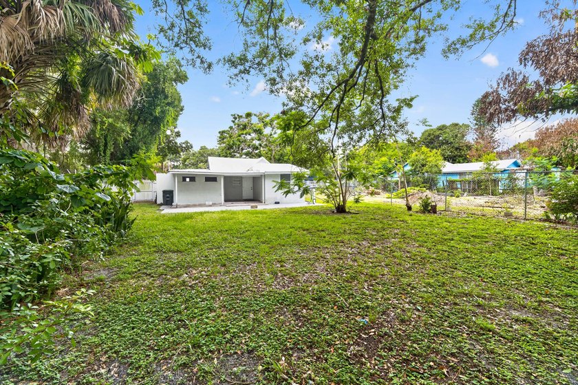 Located in Fort Pierce's Historic District, this charming home - photo 18