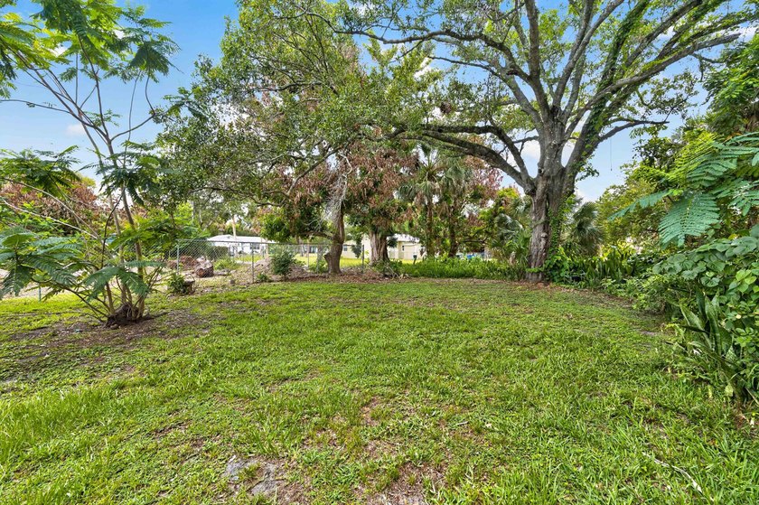Located in Fort Pierce's Historic District, this charming home - photo 19