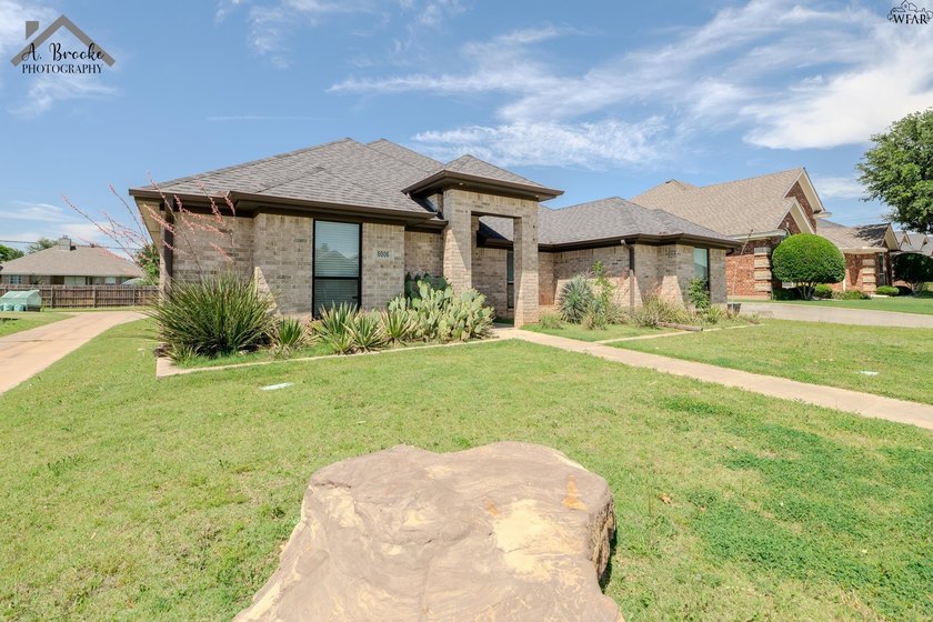 Well-maintained 3-bedroom, 2-bath home in a desirable area of - photo 2