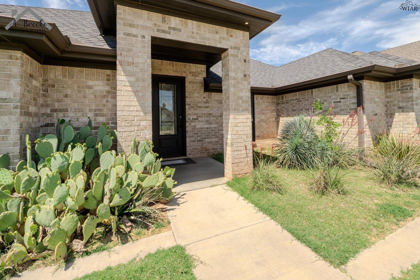 Well-maintained 3-bedroom, 2-bath home in a desirable area of - photo 4