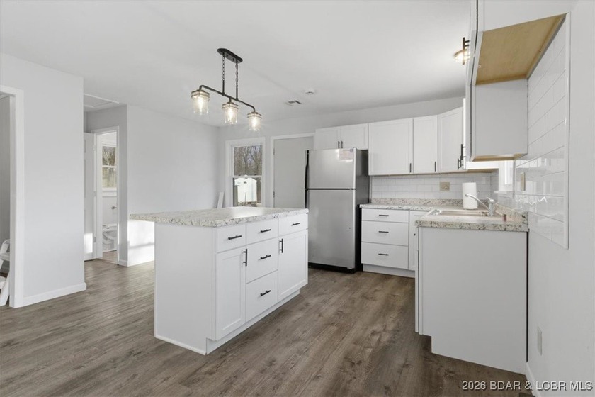Beautiful FULLY remodeled 2 bedroom 2 bathroom 2nd tier lake - photo 3