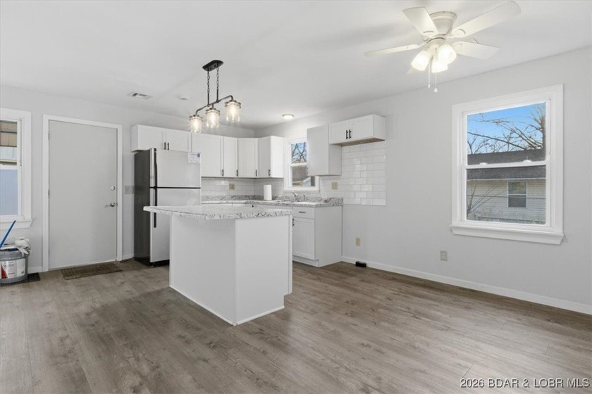 Beautiful FULLY remodeled 2 bedroom 2 bathroom 2nd tier lake - photo 5