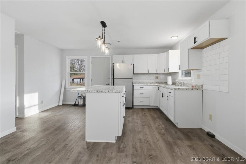 Beautiful FULLY remodeled 2 bedroom 2 bathroom 2nd tier lake - photo 7