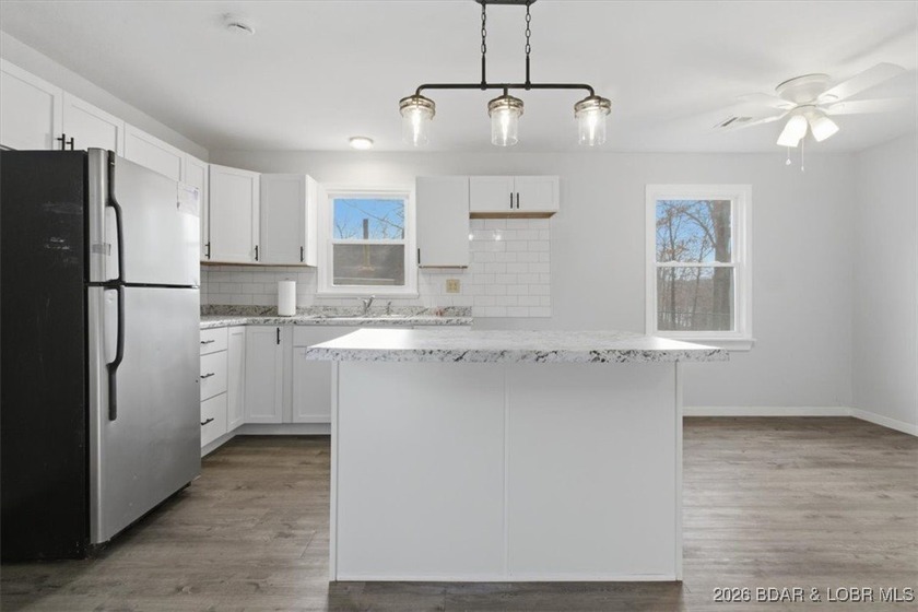 Beautiful FULLY remodeled 2 bedroom 2 bathroom 2nd tier lake - photo 9