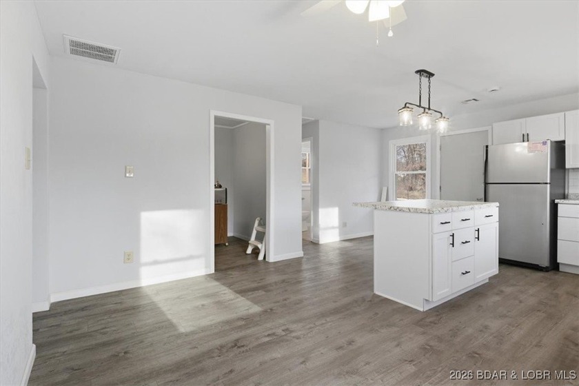 Beautiful FULLY remodeled 2 bedroom 2 bathroom 2nd tier lake - photo 10