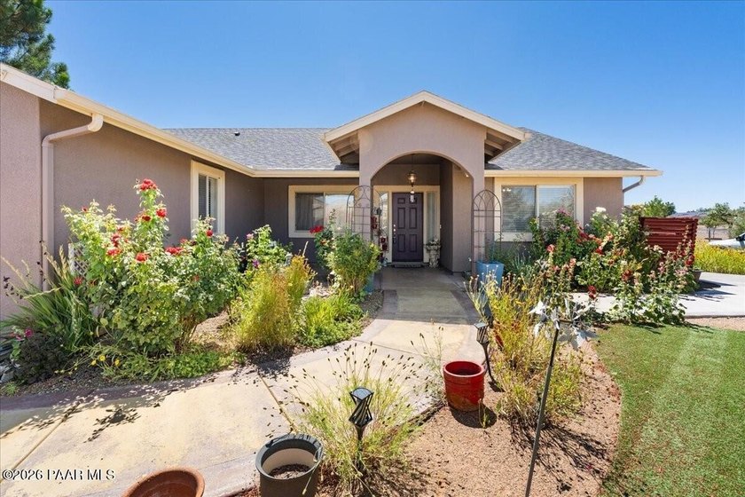 This beautifully maintained single-story ranch, built in 2004 - photo 2