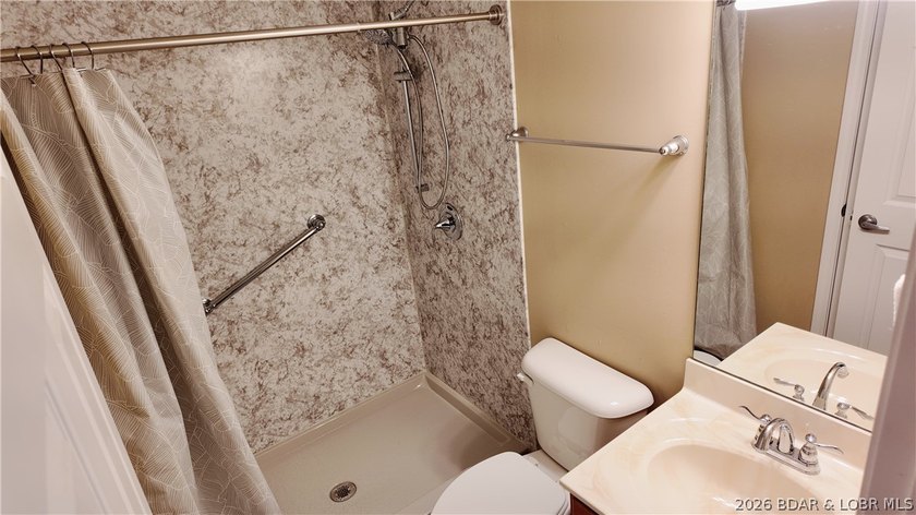 TURNKEY!! 2 bedroom, 2 bath condo at The Willows at the Lake! - photo 12