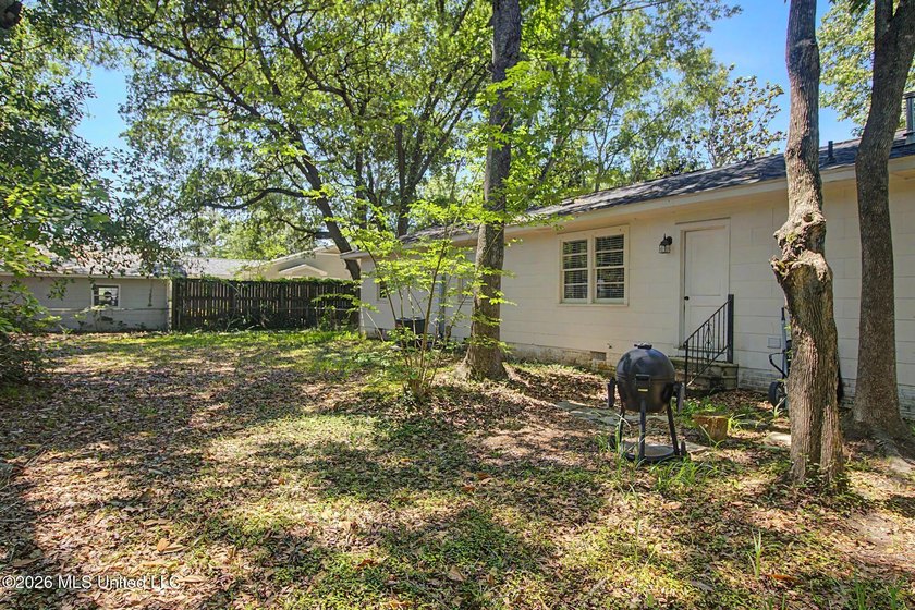 Welcome home to the heart of Bayou View! This beautifully newly - photo 17