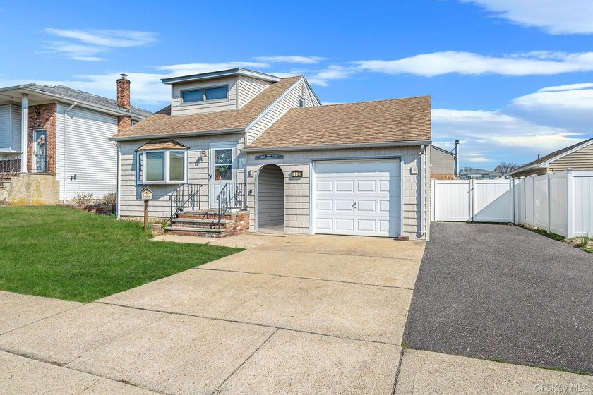 Welcome to this beautifully maintained 3 bedroom, 2 full - photo 2