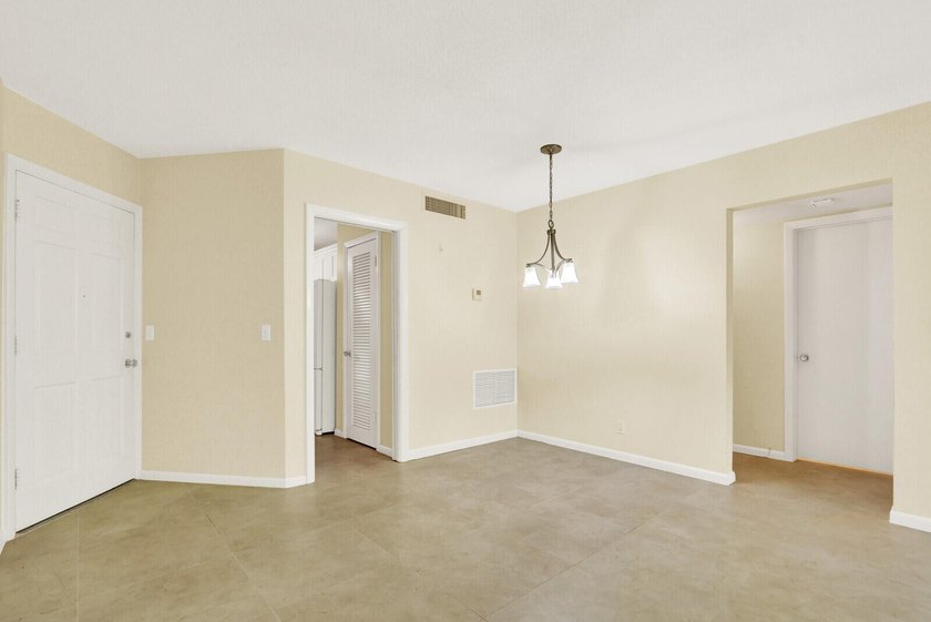 Rare 1st floor 2 bedroom, 2 bathroom condo with in unit laundry - photo 12